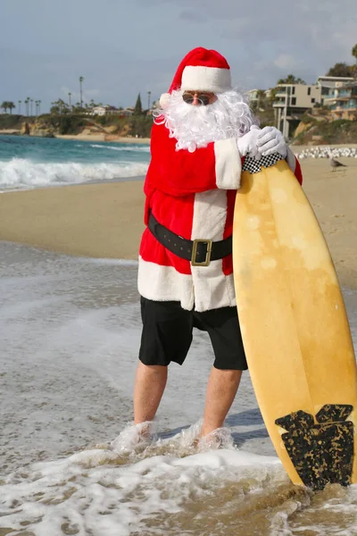 给圣诞老人冲浪 圣诞节 圣诞节假期 冲浪圣诞老人 冲浪板 挂十号圣诞老人在度假时查看海浪 圣诞前夕的圣诞老人 圣诞老人和冲浪板 圣诞老人在他的冲浪板上冲浪 浪涌上来 — 图库照片