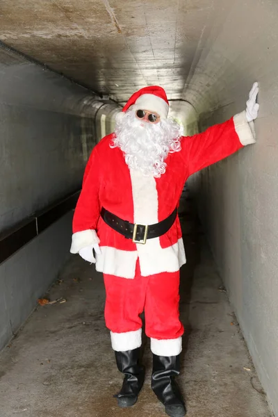 Natal Pai Natal Pai Natal Túnel Papai Noel Atravessa Túnel — Fotografia de Stock