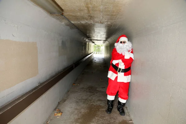Święta Święty Mikołaj Mikołaju Tunel Święty Mikołaj Przechodzi Przez Tunel — Zdjęcie stockowe