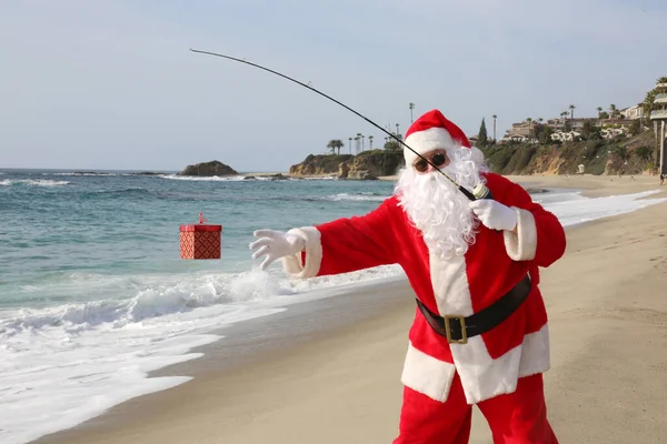 圣诞节 圣诞老人 圣诞老人去钓鱼 钓鱼的圣诞礼物 圣诞老人给美人鱼送圣诞礼物 圣诞老人钓鱼为圣诞节带来了他的钓竿 圣诞老人钓鱼时收到了一份礼物 圣诞老人钓鱼 — 图库照片