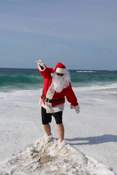 Surfing Jultomten Julen Julsemester Surfing Tomten Surfingbräda Häng Tio Jultomten — Stockfoto