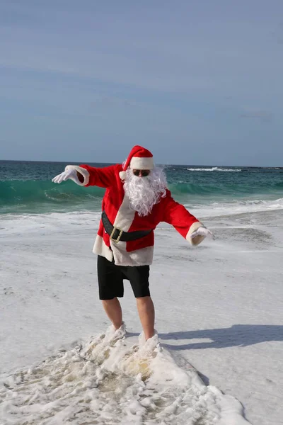 Surfujący Święty Mikołaj Święta Święta Bożego Narodzenia Surfujący Mikołaj Deska — Zdjęcie stockowe