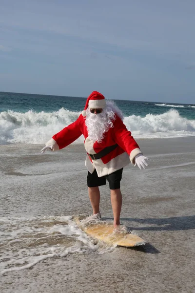 Surfing Jultomten Julen Julsemester Surfing Tomten Surfingbräda Häng Tio Jultomten — Stockfoto