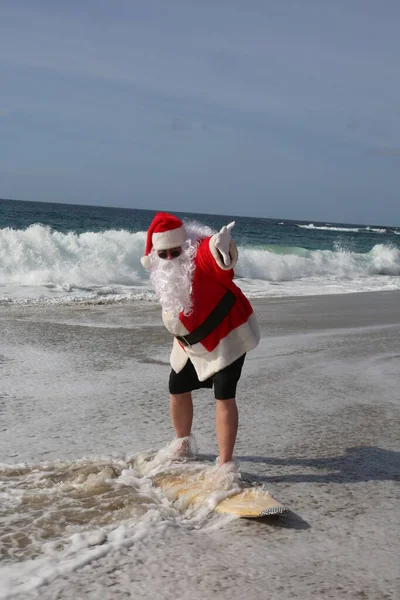 Surfen Kerstman Kerstmis Kerstvakantie Surfen Kerstman Surfplank Hang Tien Kerstman — Stockfoto