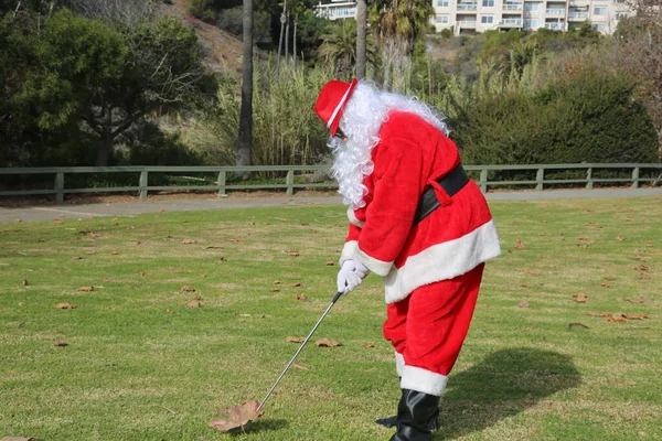 Χριστούγεννα Άγιε Βασίλη Γκολφ Παιχνίδι Γκολφ Αστείος Άγιος Βασίλης Παίζει — Φωτογραφία Αρχείου