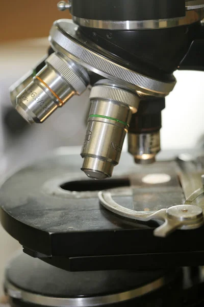 Mikroszkóp Egy Mikroszkóp Közeli Nézete Tudományos Mikroszkóp Laborpadon Mikrobiológiai Laboratórium — Stock Fotó