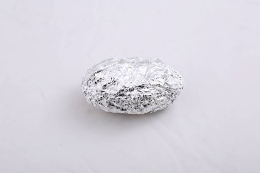 Patates. Alüminyum sarılı fırında patates. Folyo kaplı fırında patates. Patates ve patates iyi bir karbonhidrat kaynağıdır. Yeraltında yetişen bir sebze. Fırında patates. Folyoda pişirilmiş sebzeler. 