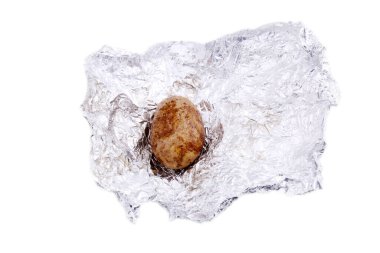 Patates. Alüminyum sarılı fırında patates. Folyo kaplı fırında patates. Patates ve patates iyi bir karbonhidrat kaynağıdır. Yeraltında yetişen bir sebze. Fırında patates. Folyoda pişirilmiş sebzeler. 