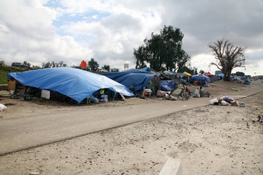 Evsiz. Evsizler Kampı. Los Angeles, California: Los Angeles California 'daki Evsiz Çadır Kampları ve Evsiz İnsanlar. Los Angeles 'ta herhangi bir gecede yaklaşık 60.000 kişi evsiz bulunabilir. Yazı işleri sadece kullanın. Nehrin kıyısındaki evsiz kampı