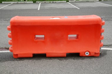 İnşaat alanındaki plastik bariyerler. Park Engelleri. İnşaat alanına kırmızı yol suyu bariyeri yerleştirildi. Plastik trafik engelleri. 