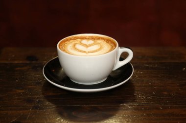 - Kahve. Latte Art. Üstünde köpük olan Hot Rich Latte Art ile kahve. Kahve ve Latte Kahve dünyanın en popüler içeceğidir. Kahveli sütlü kahve. Kahve üzerine Latte Art, profesyonel barista sanatçısından. Sıcak Latte. İç.. 