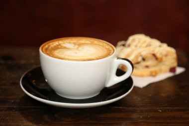 - Kahve. Latte Art. Üstünde köpük olan Hot Rich Latte Art ile kahve. Kahve ve Latte Kahve dünyanın en popüler içeceğidir. Kahveli sütlü kahve. Kahve üzerine Latte Art, profesyonel barista sanatçısından. Sıcak Latte. İç.. 