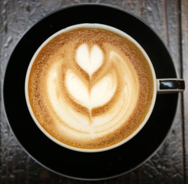 Sütlü. Latte Art. Üstünde köpük olan Hot Rich Latte Art ile kahve. Kahve ve kahve dünyanın en popüler içeceğidir..
