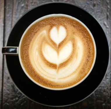 Sütlü. Latte Art. Üstünde köpük olan Hot Rich Latte Art ile kahve. Kahve ve kahve dünyanın en popüler içeceğidir..