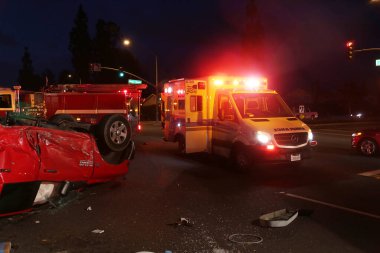 4. Tabur, bir trafik kazası ve kurtarma operasyonuyla ilgilendi. Travmatik yaralanma nedeniyle 3 hasta hastaneye kaldırıldı. Trafik kazasıymış. İtfaiyeciler, insanları korkunç bir araba kazasından kurtardı. Sadece Düzenleyici Kullan. 