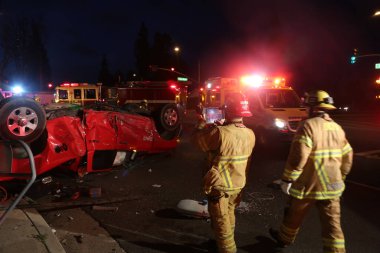 4. Tabur, bir trafik kazası ve kurtarma operasyonuyla ilgilendi. Travmatik yaralanma nedeniyle 3 hasta hastaneye kaldırıldı. Trafik kazasıymış. İtfaiyeciler, insanları korkunç bir araba kazasından kurtardı. Sadece Düzenleyici Kullan. 