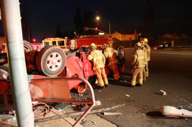 4. Tabur, bir trafik kazası ve kurtarma operasyonuyla ilgilendi. Travmatik yaralanma nedeniyle 3 hasta hastaneye kaldırıldı. Trafik kazasıymış. İtfaiyeciler, insanları korkunç bir araba kazasından kurtardı. Sadece Düzenleyici Kullan. 