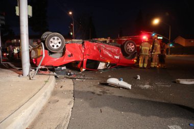 4. Tabur, bir trafik kazası ve kurtarma operasyonuyla ilgilendi. Travmatik yaralanma nedeniyle 3 hasta hastaneye kaldırıldı. Trafik kazasıymış. İtfaiyeciler, insanları korkunç bir araba kazasından kurtardı. Sadece Düzenleyici Kullan. 