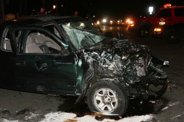 4. Tabur, bir trafik kazası ve kurtarma operasyonuyla ilgilendi. Travmatik yaralanma nedeniyle 3 hasta hastaneye kaldırıldı. Trafik kazasıymış. İtfaiyeciler, insanları korkunç bir araba kazasından kurtardı. Sadece Düzenleyici Kullan. 