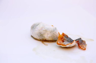 Çürümüş Portakal. Çürümüş portakal ve penisilin dijitaum küfü. Beyaz üzerine izole edilmiş. Mesaj için yer var. Portakalda küf büyüyor. Turunçgil kabuğundaki yeşil küf. Penisilin mantarı, çok hücreli lifler şeklinde büyüyor. Çürük Turuncu