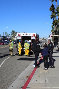 Sunset Beach, California - Sunset Beach - İtfaiye ve Kurtarma onların kurtarma araçlarını kullanın diğer adıyla HAYAT 'ın JAWS kesme ve kaldırma araç kapıları yaralı insanları çıkarmak ve onları hastaneye taşımak için. Yazı. 