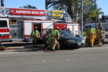 Sunset Beach, California - Sunset Beach - İtfaiye ve Kurtarma onların kurtarma araçlarını kullanın diğer adıyla HAYAT 'ın JAWS kesme ve kaldırma araç kapıları yaralı insanları çıkarmak ve onları hastaneye taşımak için. Yazı. 