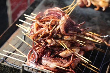 Kalamar. Barbekü için taze kalamar şişleri. Kuzeydoğu barbekü abur cuburlu kalamar. Çin. Çin usulü ızgara kalamar. Çin Izgara Kalamar 'ı. Pişmiş Kalamar. Atıştırmalık mürekkep balığı. Aperatif kalamar. Deniz ürünleri. Izgara kalamar. Çiğ mürekkep balığı. Çubukta mürekkep balığı. - Öğle yemeği. Akşam yemeği. 