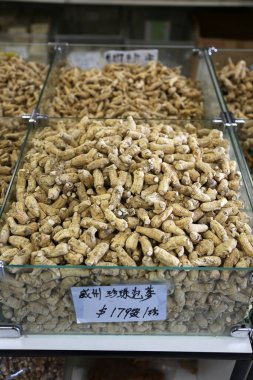 Ginseng . Ginseng Root bir Çin bitkisi dükkanında satılığa çıkmış. Ginseng başka kullanımlarla birlikte ilaç için de kullanılır. Dünya çapında insanlar her gün Ginseng 'in tadını çıkarıyorlar. Ginseng kökü. Ginseng kökünün tıbbi tortusu. 