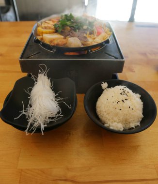 Sıcak Ot. Çin çorbası. Biftek ve sebze Çin çorbası. Kaşıkla baharatlı çorba ile soya peynirli güveç yemek. Tayvan 'da geleneksel sokak yemekleri.