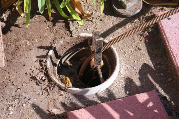 Raízes Sendo Removidas Tubo Drenagem Vaso Sanitário Usando Uma Cobra — Fotografia de Stock