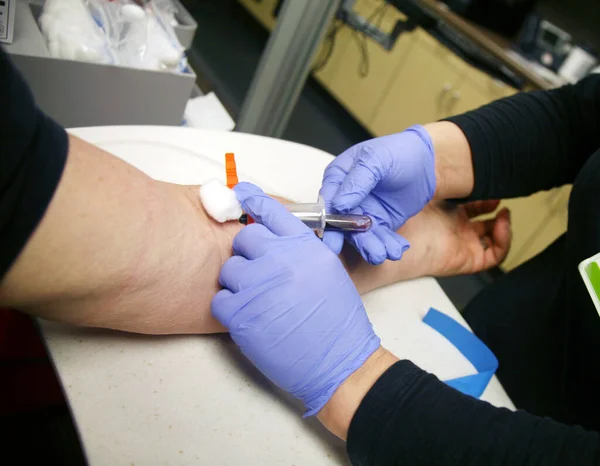 Blodsug Phlebotomist Tar Blod Från Patientarm För Laboratorietest Blodprov Phlebotomist — Stockfoto