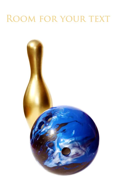 Bolos Golden Bowling Pin Aislado Sobre Blanco Espacio Para Texto —  Fotos de Stock