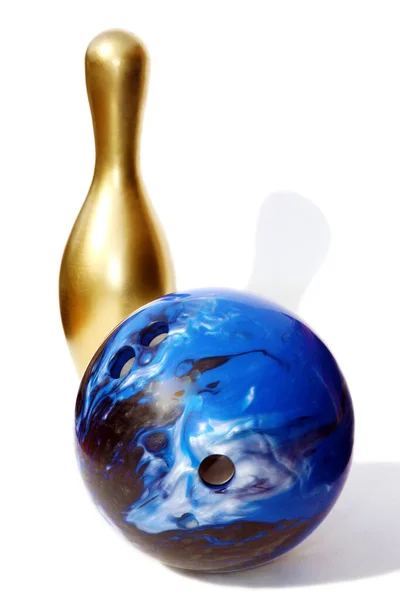 Bowlen Gouden Bowlingpin Geïsoleerd Wit Ruimte Voor Tekst Bowlingbal Een — Stockfoto