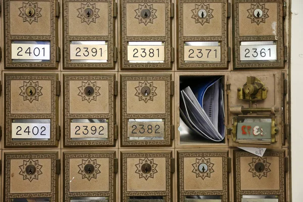 郵便局だ 私書箱だ メールボックス Poは Poボックスのロックを解除するためにキーを使用する郵便局をボックスします メールボックス メールだ 郵便配達人 — ストック写真