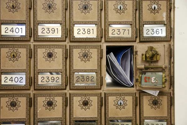 郵便局だ 私書箱だ メールボックス Poは Poボックスのロックを解除するためにキーを使用する郵便局をボックスします メールボックス メールだ 郵便配達人 — ストック写真