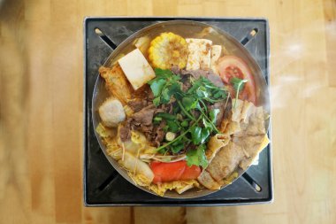 Sıcak Ot. Çin çorbası. Biftek ve sebze Çin çorbası. Et çorbası, sığır çorbası ya da sıcak tencerede erişte. - Öğle yemeği. Akşam yemeği. Gurme yemek. Sıcak çorba. Çin Çorbası. Çin yemeği. Erişte çorbası. Tofu çorbası. Et çorbası. Tavuk çorbası. sıcak