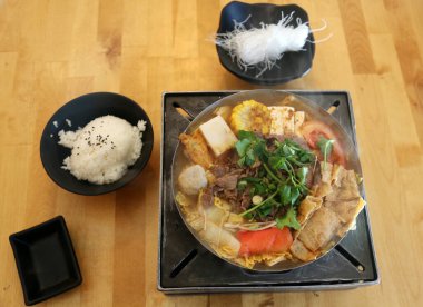 Sıcak Ot. Çin çorbası. Biftek ve sebze Çin çorbası. Et çorbası, sığır çorbası ya da sıcak tencerede erişte. - Öğle yemeği. Akşam yemeği. Gurme yemek. Sıcak çorba. Çin Çorbası. Çin yemeği. Erişte çorbası. Tofu çorbası. Et çorbası. Tavuk çorbası. sıcak