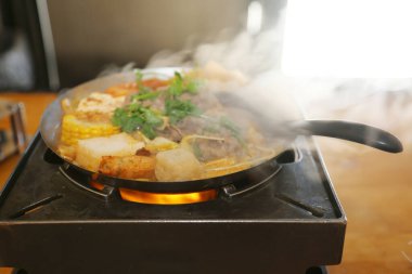 Sıcak Ot. Çin çorbası. Biftek ve sebze Çin çorbası. Et çorbası, sığır çorbası ya da sıcak tencerede erişte. - Öğle yemeği. Akşam yemeği. Gurme yemek. Sıcak çorba. Çin Çorbası. Çin yemeği. Erişte çorbası. Tofu çorbası. Et çorbası. Tavuk çorbası. sıcak