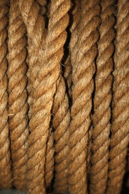 İp. Makara üzerindeki güçlü ipliklerden örülmüş bir ip. İp makarası. Kenevir ipi. Doğal Fiber Halat. Kenevir kablosu. Deniz ipi. Kenevir ağacından örülmüş kalın bir ip. İp bobin üzerinde sarmalanmış. İp dokusu. Sarmalanmış sisal ip. İş için halat. 