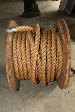 İp. Makara üzerindeki güçlü ipliklerden örülmüş bir ip. İp makarası. Kenevir ipi. Doğal Fiber Halat. Kenevir kablosu. Deniz ipi. Kenevir ağacından örülmüş kalın bir ip. İp bobin üzerinde sarmalanmış. İp dokusu. Sarmalanmış sisal ip. İş için halat. 