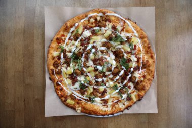 - Pizza. - Pizza. Tavuk sosisli ve ananaslı tavuk pizzası. - Pizza. Öğle yemeğinde sosisli tavuk ve ananaslı pizza. Pizza aç insanlar tarafından dünya çapında sevilir. Pizza, Tanrı 'nın insanlığa bir armağanıdır. Ohhhhhhhh Pizza! Pizza.. 