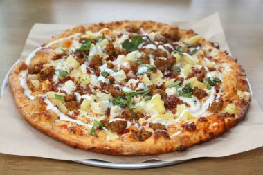 - Pizza. - Pizza. Tavuk sosisli ve ananaslı tavuk pizzası. - Pizza. Öğle yemeğinde sosisli tavuk ve ananaslı pizza. Pizza aç insanlar tarafından dünya çapında sevilir. Pizza, Tanrı 'nın insanlığa bir armağanıdır. Ohhhhhhhh Pizza! Pizza.. 