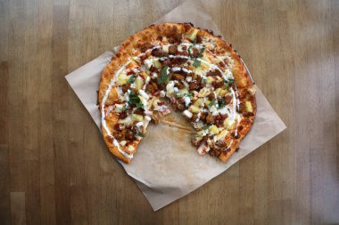 - Pizza. PIZZA. Buffalo Tavuk Pizzası. Tavuk sosisi ve ananaslı pizza. Sosisli pizza. Sosisli ve biberli pizzayı kapat. Pizza. Hawaii pizzası. Ananaslı pizza. Ananaslı pizza, jambon, soğan, peynir, domates, pastırma ve sos. Güzel.. 