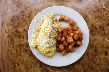 Kahvaltıda. Omlet. Sosisli, peynirli, pastırmalı, domatesli, kahverengi patatesli 3 yumurta omleti. Hawai Kahvaltısı. Maui Kahvaltısı. 