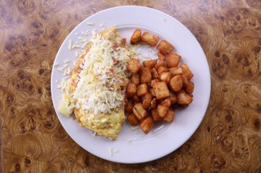 Kahvaltıda. Omlet. Sosisli, peynirli, pastırmalı, domatesli, kahverengi patatesli 3 yumurta omleti. Hawai Kahvaltısı. Maui Kahvaltısı. 