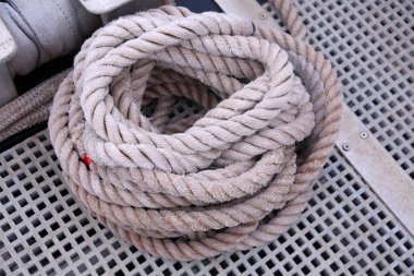 İp. Deniz ipi. Tekneleri rıhtıma bağlamak için deniz ipi. kenevir ipi. 