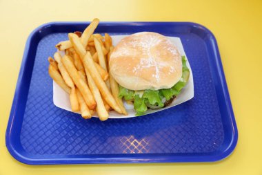 Peynirli burger. Patates kızartması. Patates kızartmalı Deluxe Cheese Burger. Peynirli domates, soğan ve gizli soslu hamburger. Restoran Öğle Yemeği Spesiyali. Peynirli burger ve patates spesiyali. Gurme çizburger ve patates kızartması. Çizburger. Kızartmalar. 