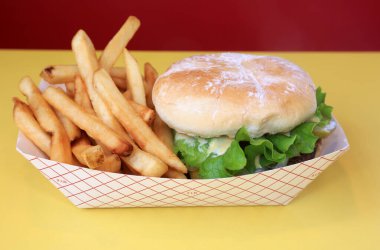 Peynirli burger. Patates kızartması. Patates kızartmalı Deluxe Cheese Burger. Peynirli domates, soğan ve gizli soslu hamburger. Restoran Öğle Yemeği Spesiyali. Peynirli burger ve patates spesiyali. Gurme çizburger ve patates kızartması. Çizburger. Kızartmalar. 