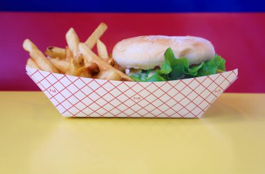 Peynirli burger. Patates kızartması. Patates kızartmalı Deluxe Cheese Burger. Peynirli domates, soğan ve gizli soslu hamburger. Restoran Öğle Yemeği Spesiyali. Peynirli burger ve patates spesiyali. Gurme çizburger ve patates kızartması. Çizburger. Kızartmalar. 