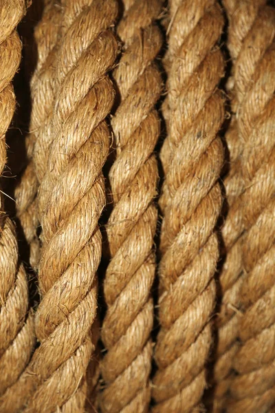 ロープだ スプールに強い糸から織られたロープ ロープのスプール ヘンプ ロープ 天然繊維ロープ ヘンプコード 海のロープ 麻は皮で結ばれた太いロープを編んだ ロープはコイルの上に巻き上げられます — ストック写真